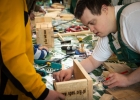 Akcja Ptaszkowe Love, niepełnosprawni uczą mieszkańców Katowic jak montować budki la ptaków