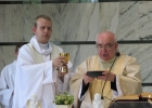 Ojciec Henryk podczas mszy prymicyjnej neoprezbiterów w 2007 roku sprawowanej dla Wspólnoty SPES. Po lewej jeden z neoprezbiterów - ks. Radosław Adamiak. 
