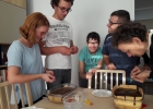 Asystenci przygotowują ciasta na urodziny domownika
