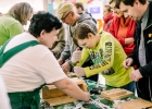 Akcja Ptaszkowe Love, niepełnosprawni uczą mieszkańców Katowic jak montować budki la ptaków