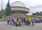 uczestnicy przed budynkiem planetarium